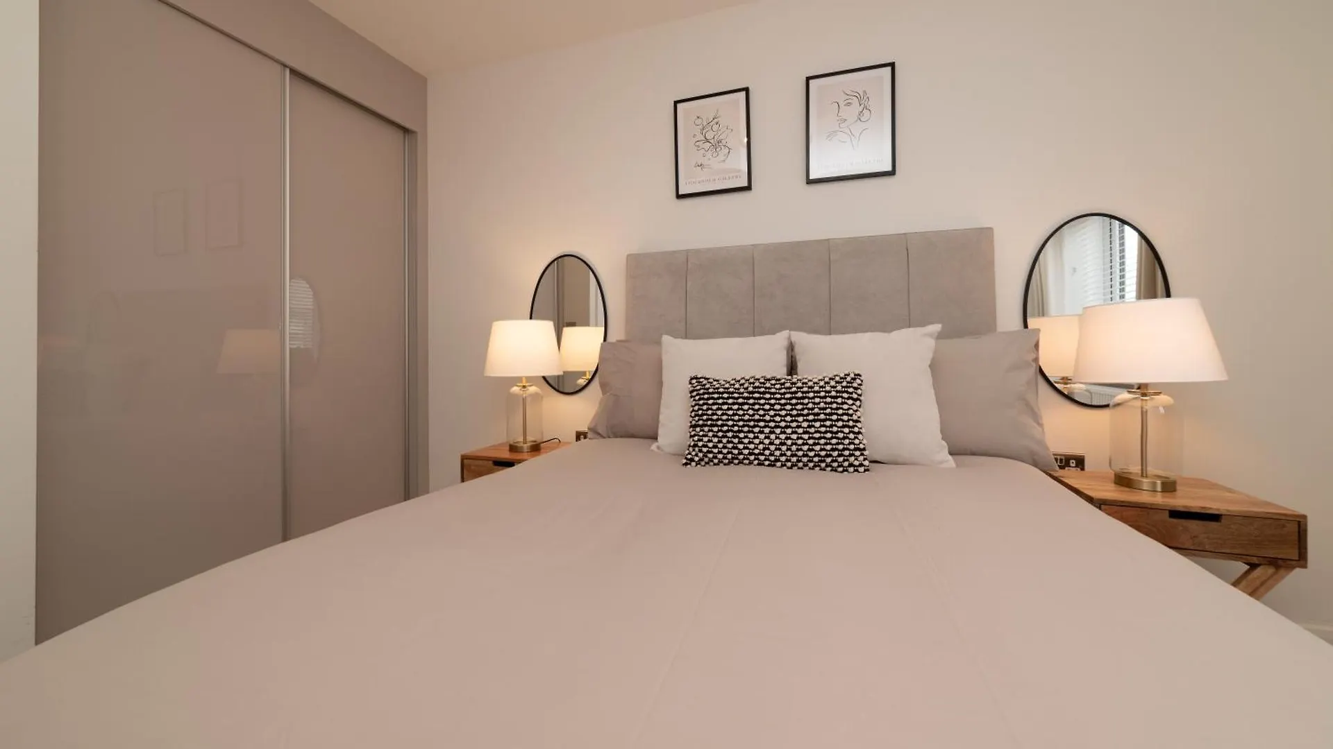 Luxury Duplex 2-Bed Apartment Fruit Market Marina Kingston upon Hull